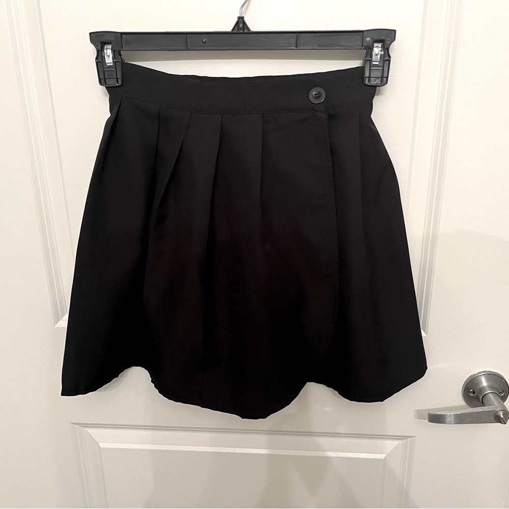 PRETTYLITTLETHING Pleated Wrap Skirt Black Button Closure